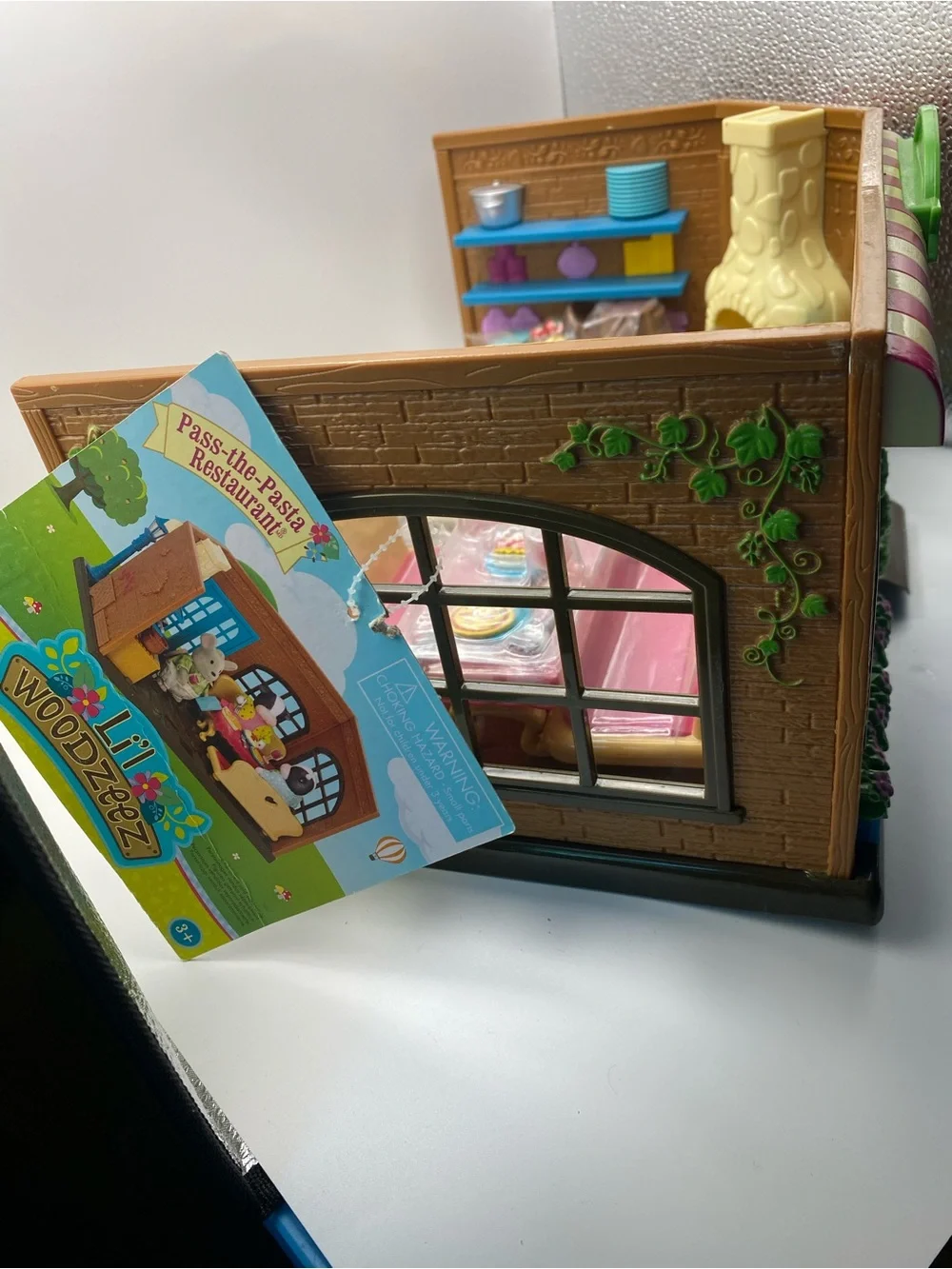 Li'l Woodzeez Pass-the-Pasta Restaurant Playset - Yellow & Brown